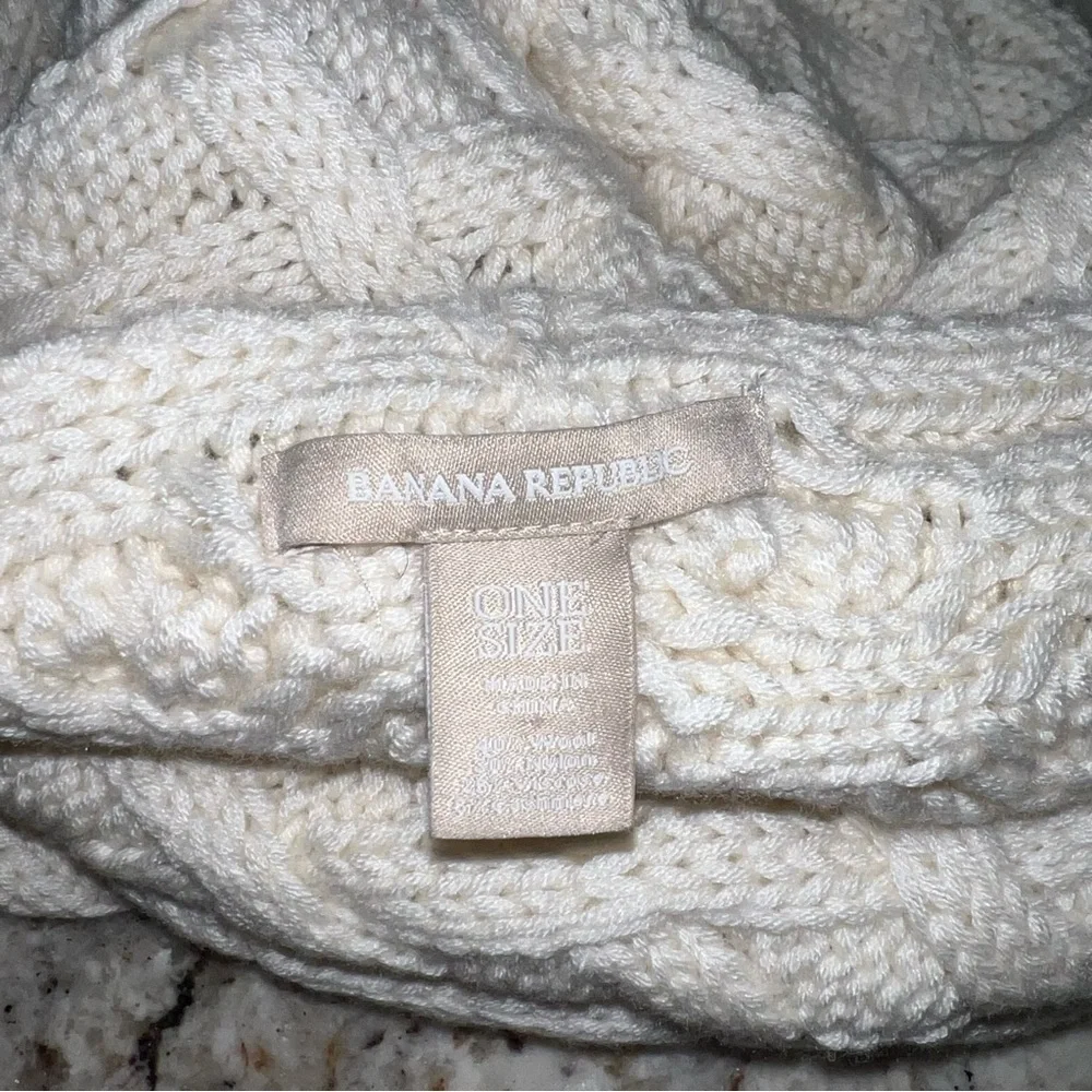 Banana Republics Cream Wool and Cashmere Blend Cable Knit Cowl Scarf